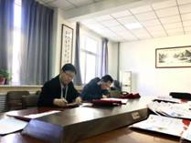 BV伟德官方网站领导为获奖学生写喜报